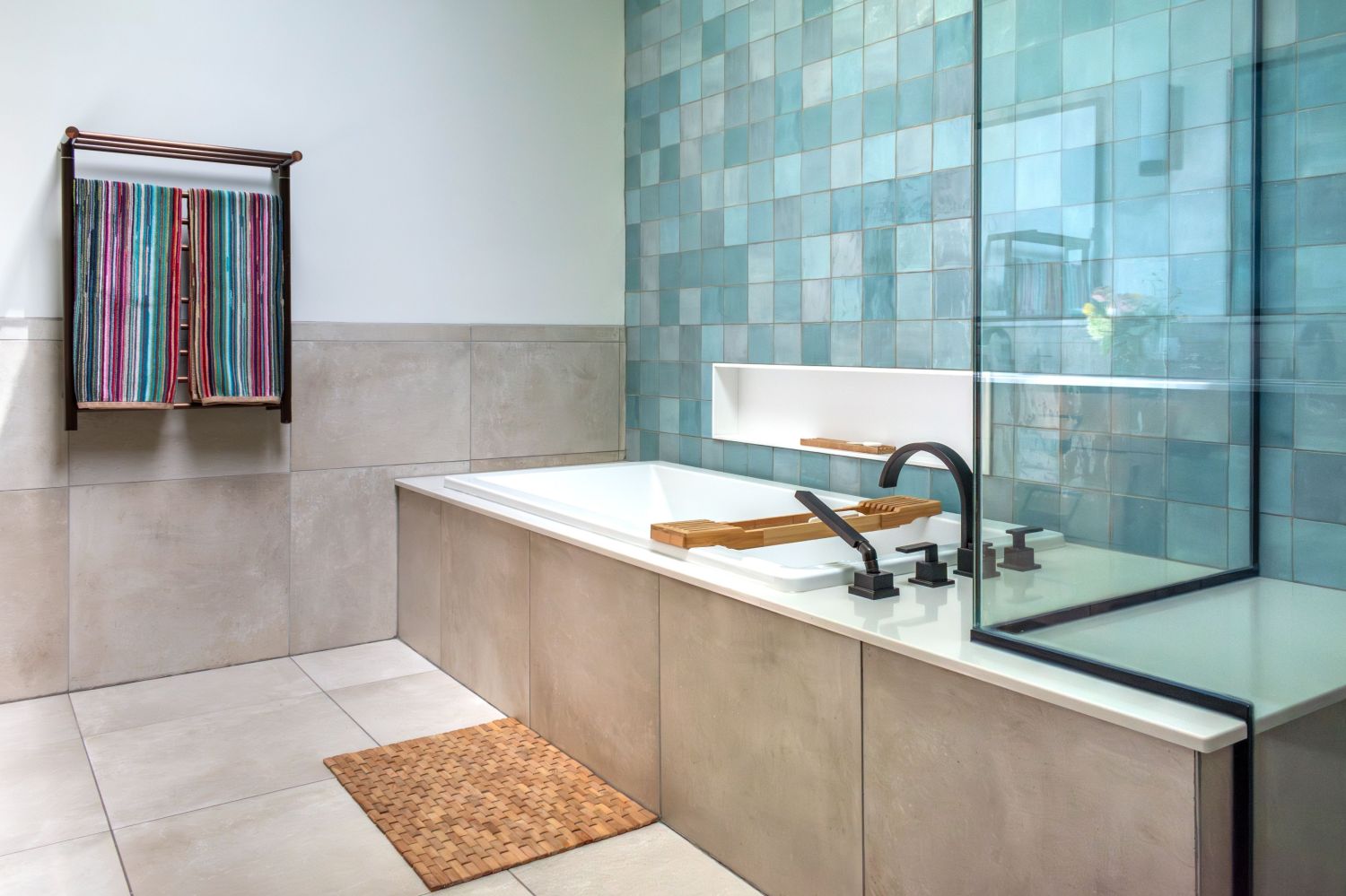 Garden soaking top with Wow wall tile and integrated shower bench