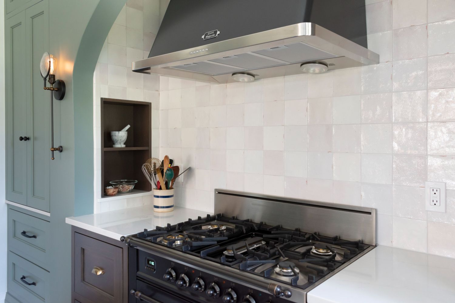 range alcove with arched top in kitchen. Ilvi appliances