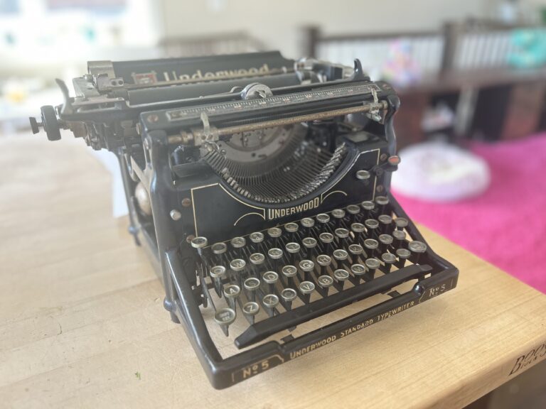 The Art of Mixing Old and New: Vintage Meets Modern Design